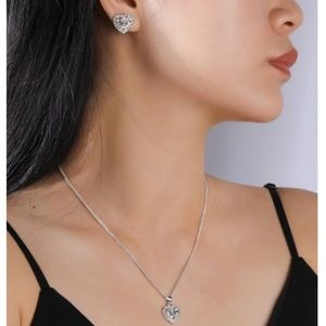 🐊4/$15 New! Glamorous Rhinestone Heart Jewelry Set

❗️ LAST ONE ❗️